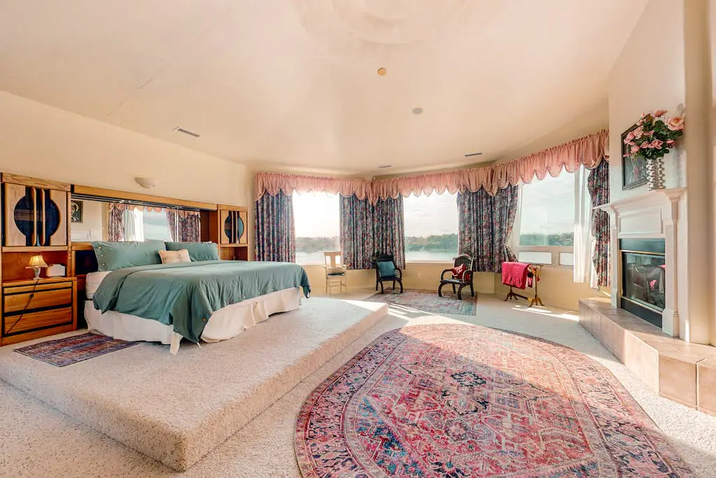 Stunning Spacious Riverfront House with Private Sauna