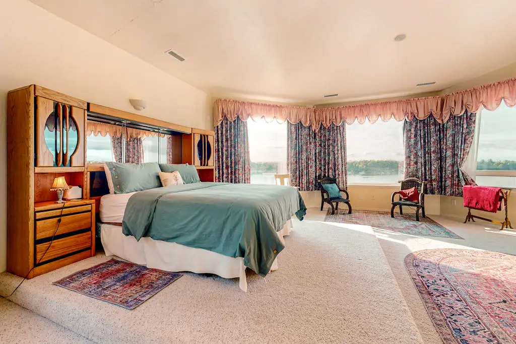 Stunning Spacious Riverfront House with Private Sauna