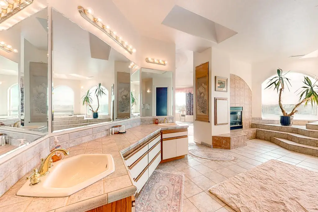 Stunning Spacious Riverfront House with Private Sauna
