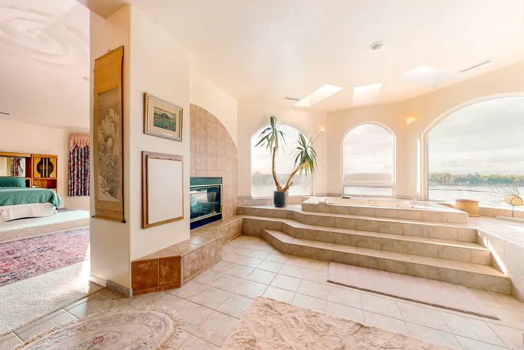 Stunning Spacious Riverfront House with Private Sauna