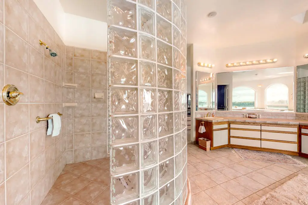 Stunning Spacious Riverfront House with Private Sauna