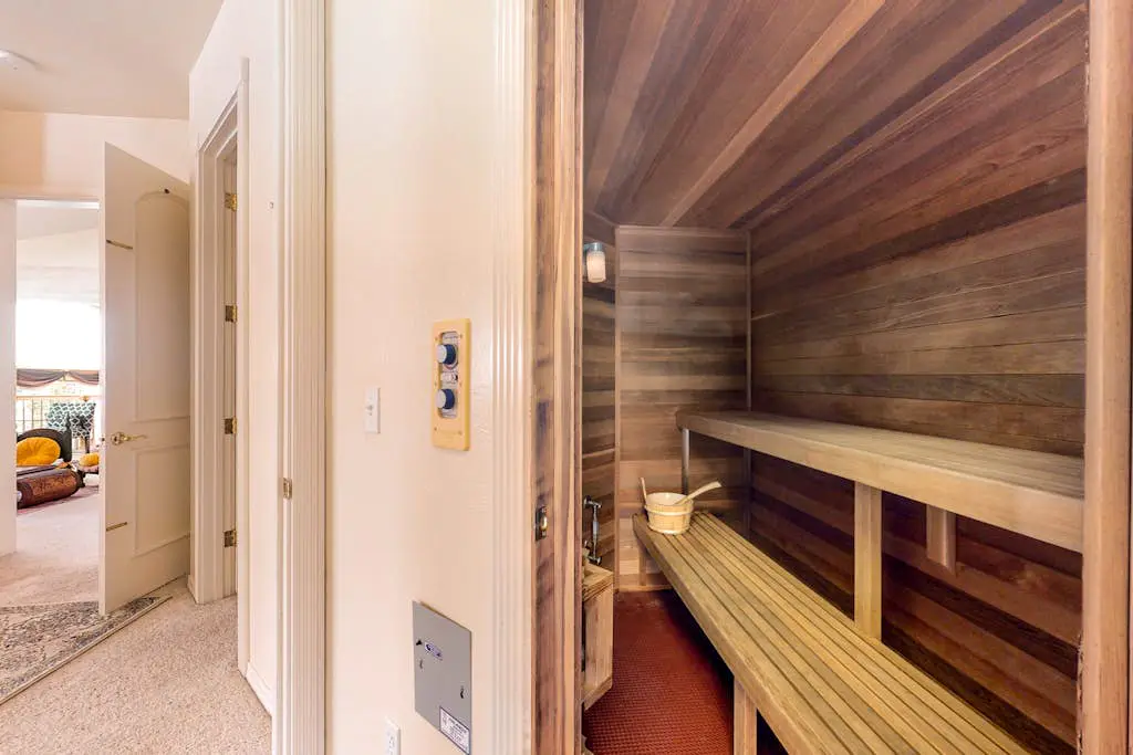 Stunning Spacious Riverfront House with Private Sauna