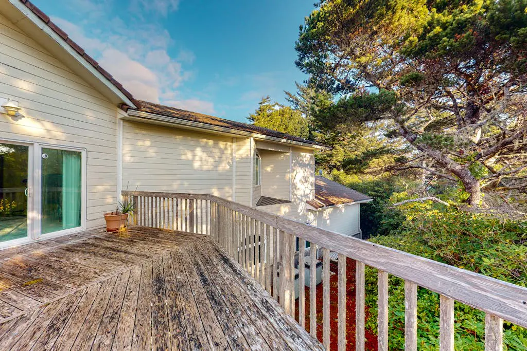 Stunning Spacious Riverfront House with Private Sauna