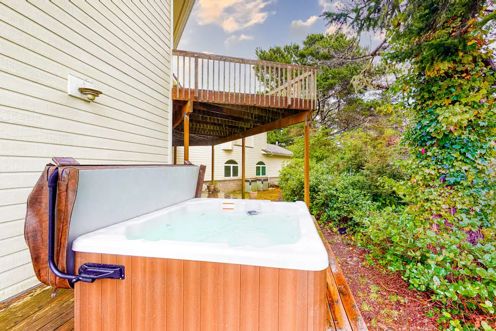 Stunning Spacious Riverfront House with Private Sauna