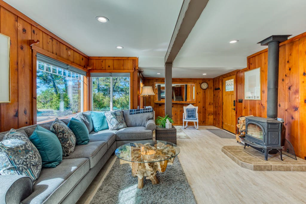 Dog-friendly house near the beach with ocean view and private gas grill