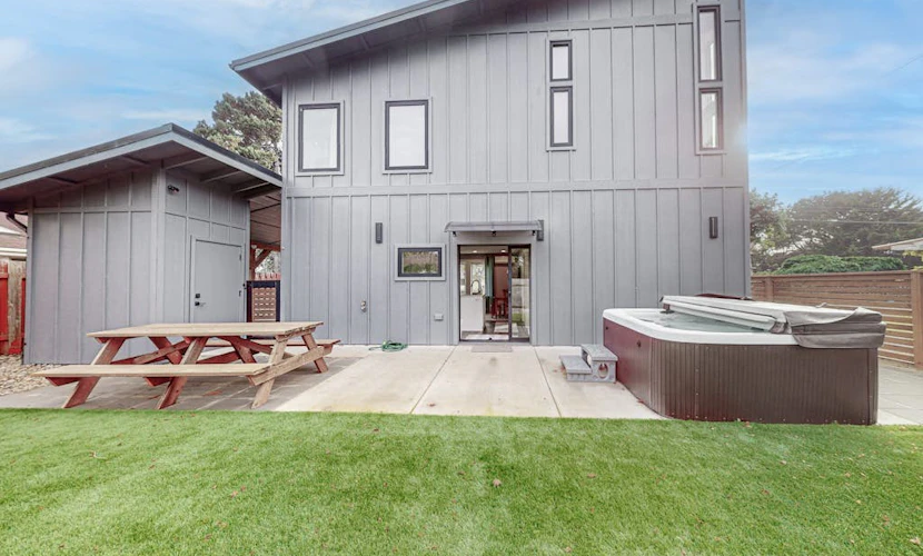 Newly built home with hot tub & great backyard - walk to the river, Old Town