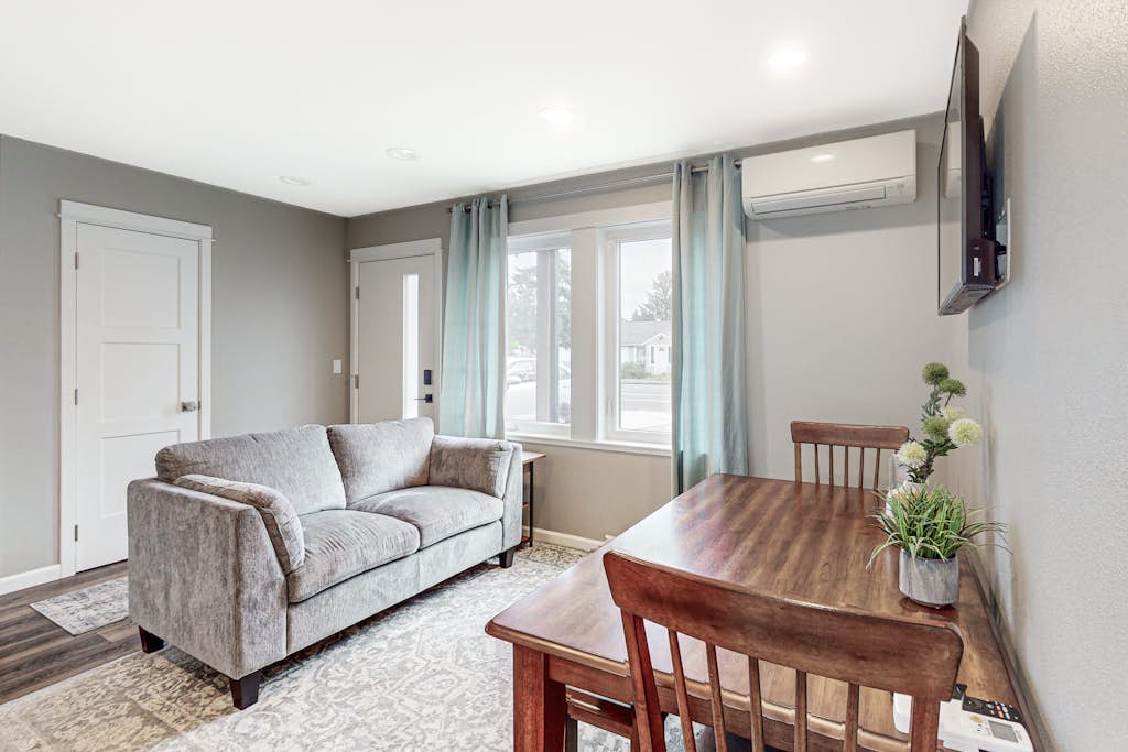 Newly built home with hot tub & great backyard - walk to the river, Old Town