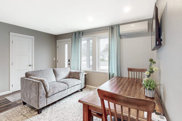 Newly built home with hot tub & great backyard - walk to the river, Old Town