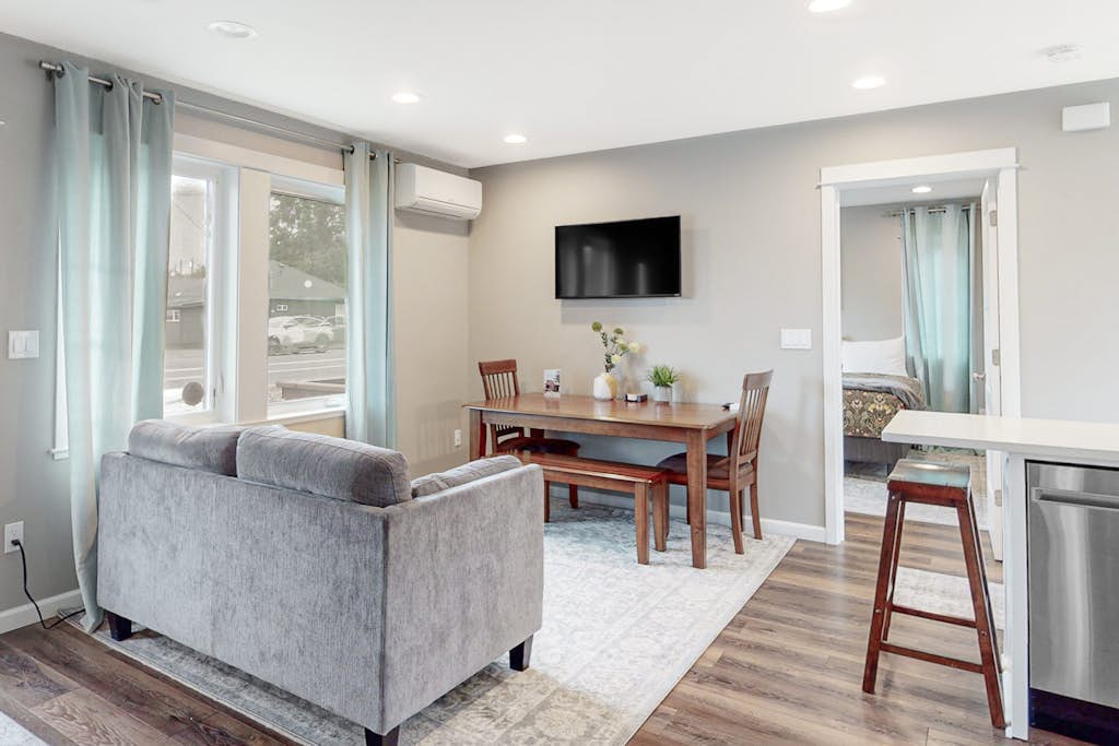Newly built home with hot tub & great backyard - walk to the river, Old Town