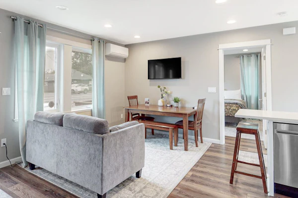 Newly built home with hot tub & great backyard - walk to the river, Old Town