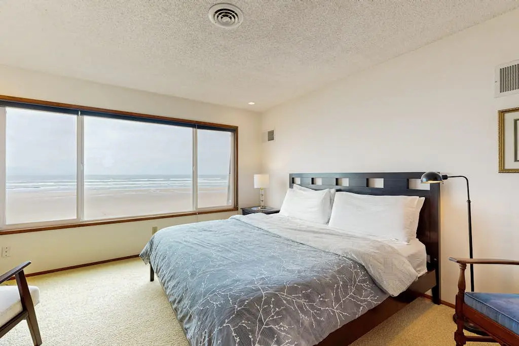 Waterfront, dog-friendly getaway with a fireplace & incredible ocean views