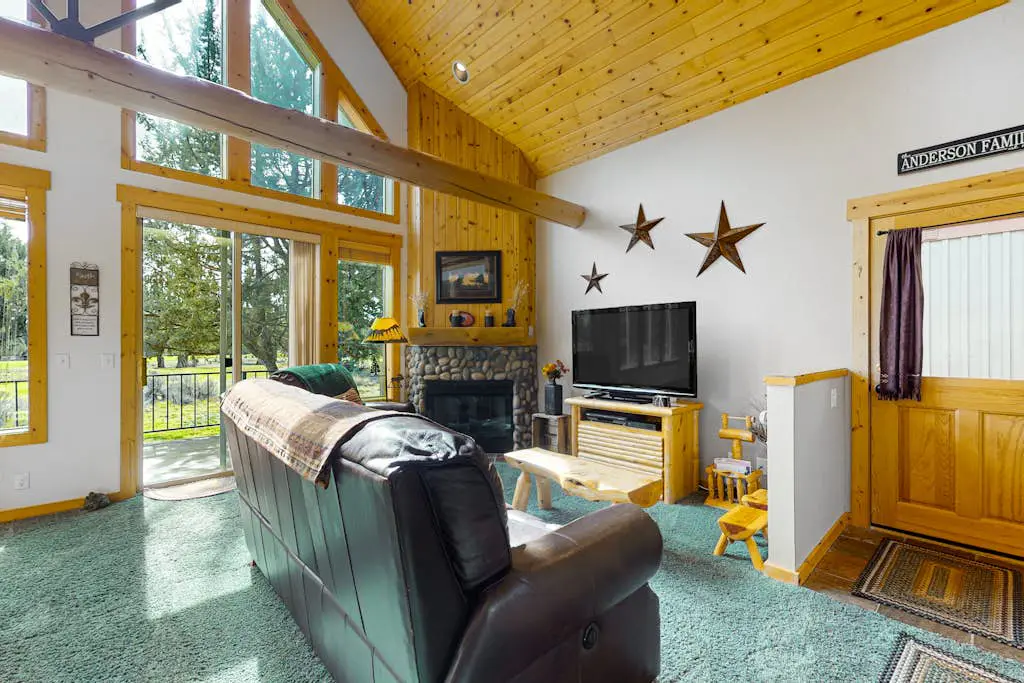 Inviting chalet with private hot tub, grill, 3 pools, hot tub, gym, & tennis