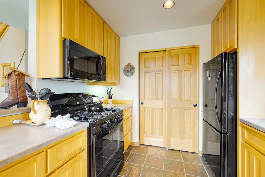 Inviting chalet with private hot tub, grill, 3 pools, hot tub, gym, & tennis