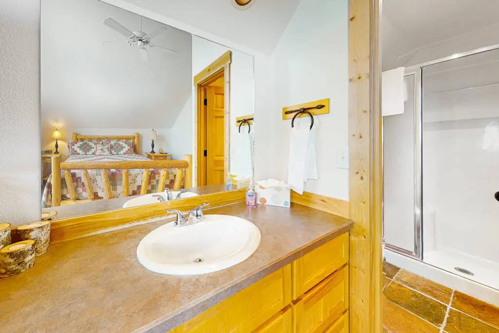 Inviting chalet with private hot tub, grill, 3 pools, hot tub, gym, & tennis