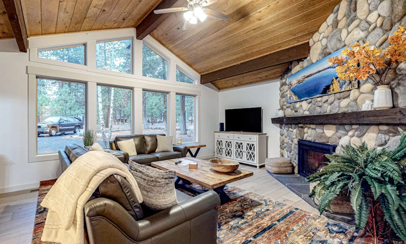 Family-Friendly Home with Fireplaces, Firepit, Gas Grill, Free WiFi, Central AC