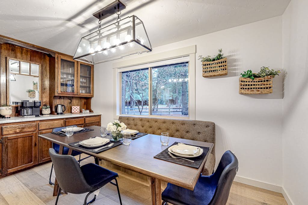 Family-Friendly Home with Fireplaces, Firepit, Gas Grill, Free WiFi, Central AC