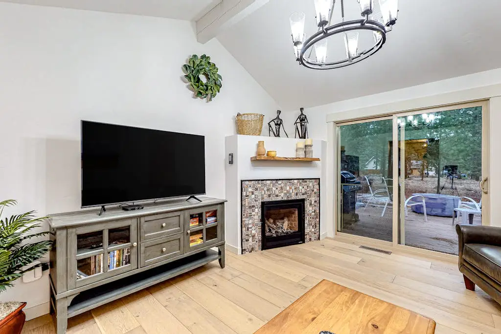 Family-Friendly Home with Fireplaces, Firepit, Gas Grill, Free WiFi, Central AC