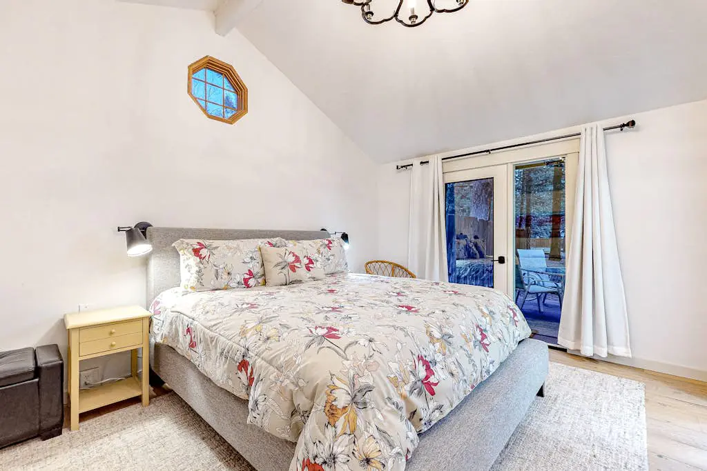 Family-Friendly Home with Fireplaces, Firepit, Gas Grill, Free WiFi, Central AC