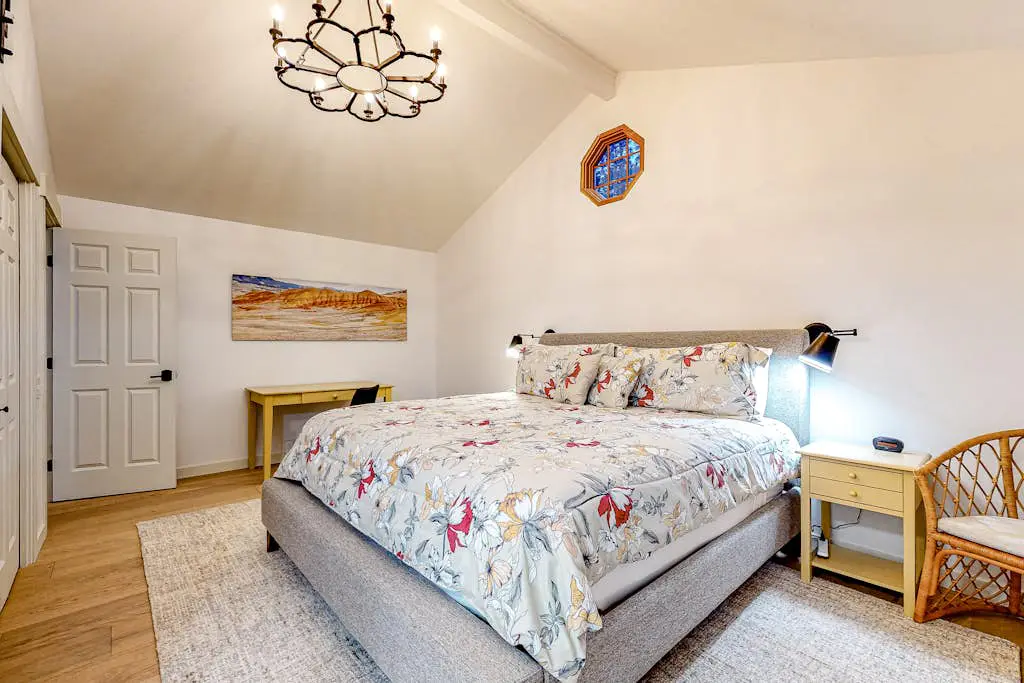 Family-Friendly Home with Fireplaces, Firepit, Gas Grill, Free WiFi, Central AC