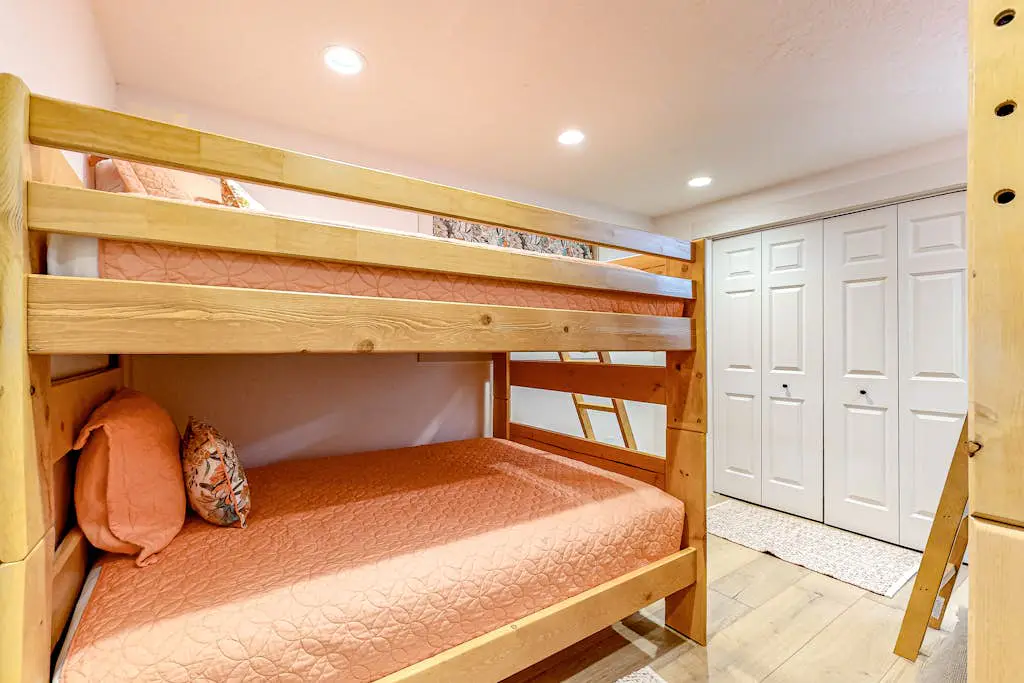 Family-Friendly Home with Fireplaces, Firepit, Gas Grill, Free WiFi, Central AC