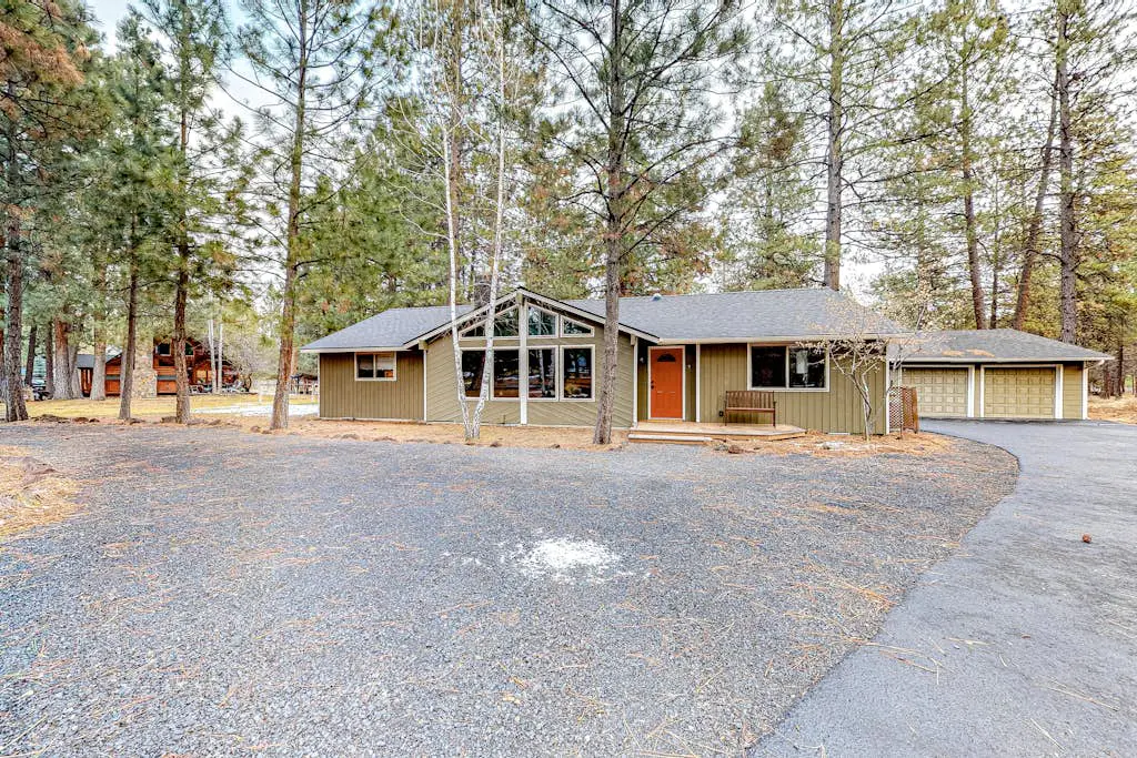 Family-Friendly Home with Fireplaces, Firepit, Gas Grill, Free WiFi, Central AC