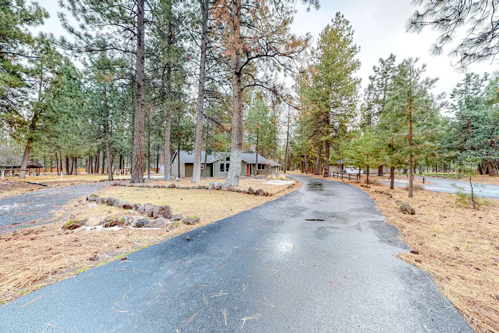 Family-Friendly Home with Fireplaces, Firepit, Gas Grill, Free WiFi, Central AC