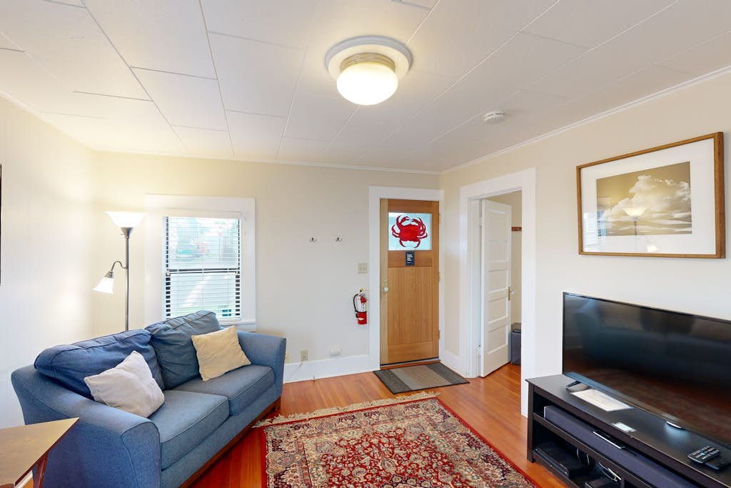 Cute, dog-friendly cottage w/ views in Nye Beach - walk to shops & the park