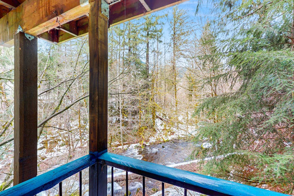 Creekside cabin with water view, deck, jetted tub & game room - near Mt. Hood
