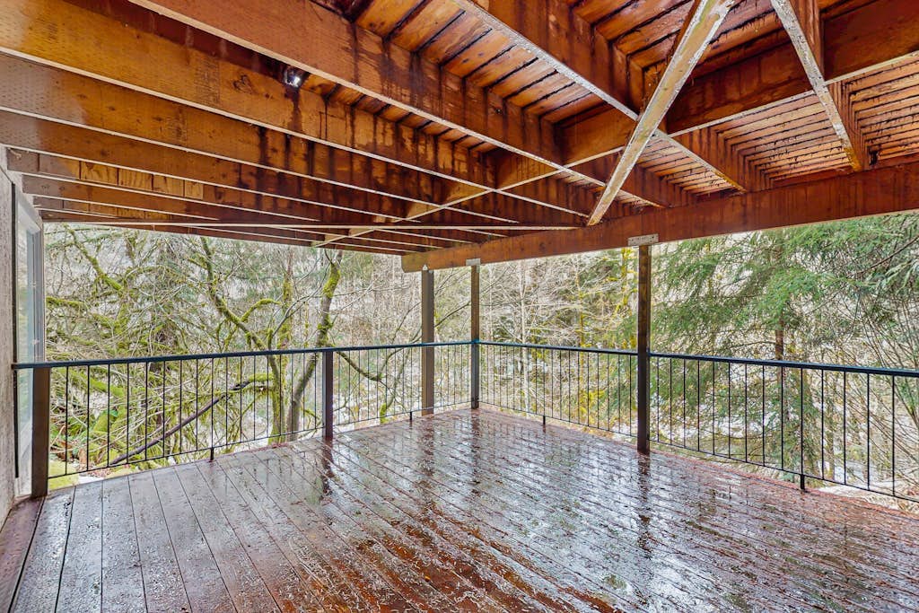 Creekside cabin with water view, deck, jetted tub & game room - near Mt. Hood