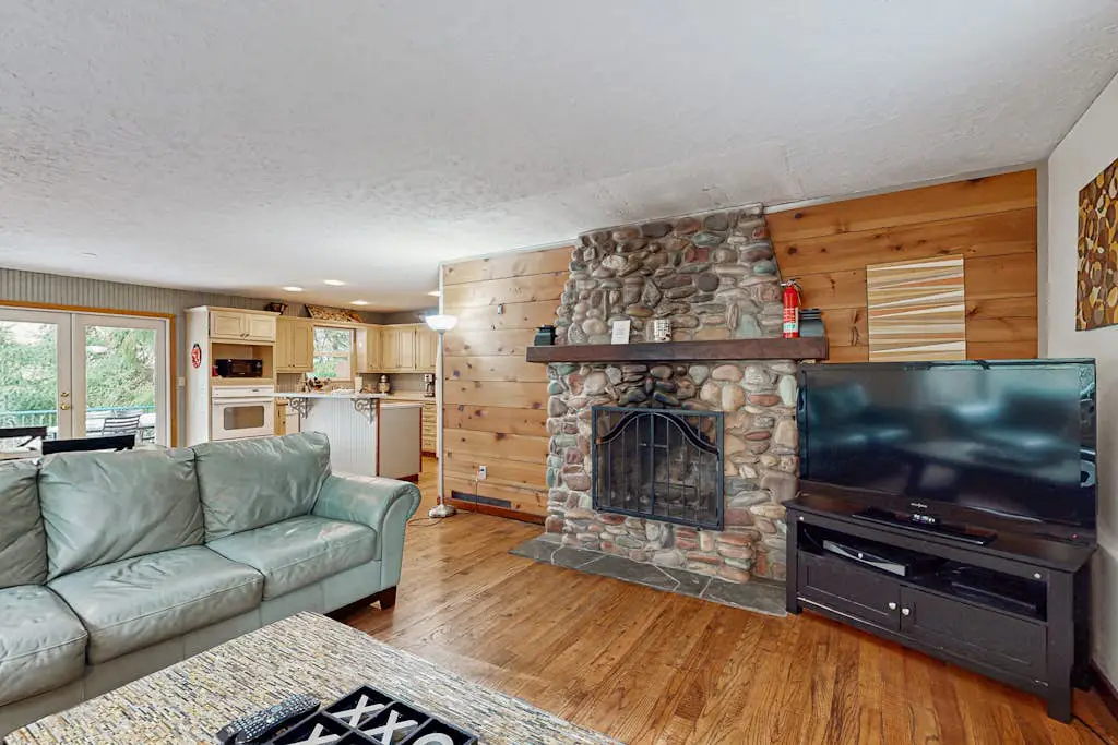Creekside Cabin with Water View Deck, Jetted Tub & Game Room - near Mt. Hood