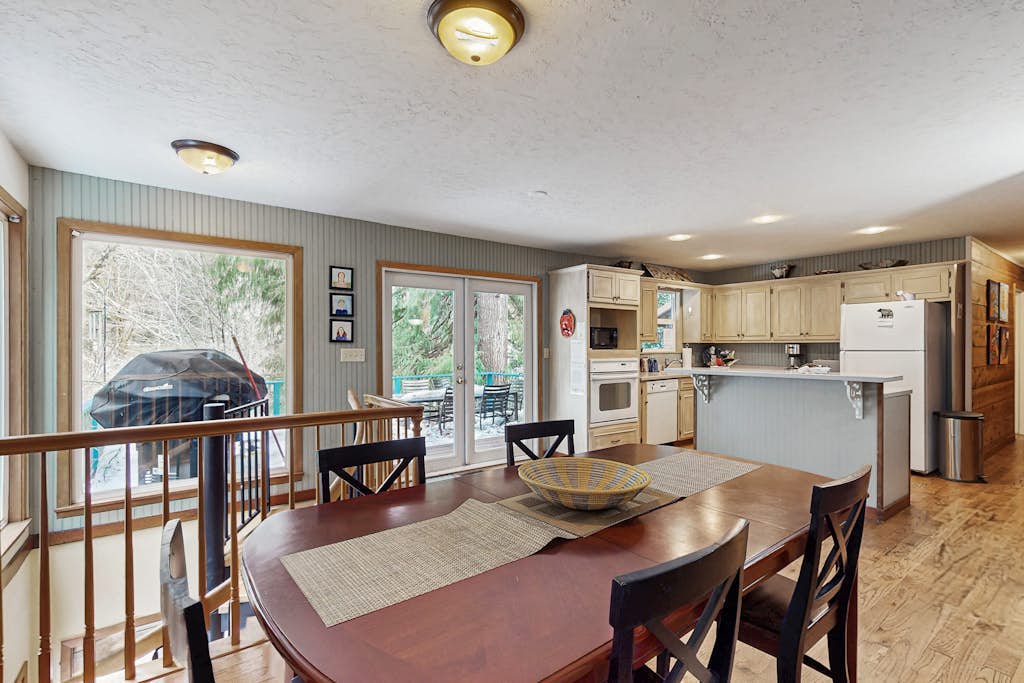 Creekside cabin with water view, deck, jetted tub & game room - near Mt Hood