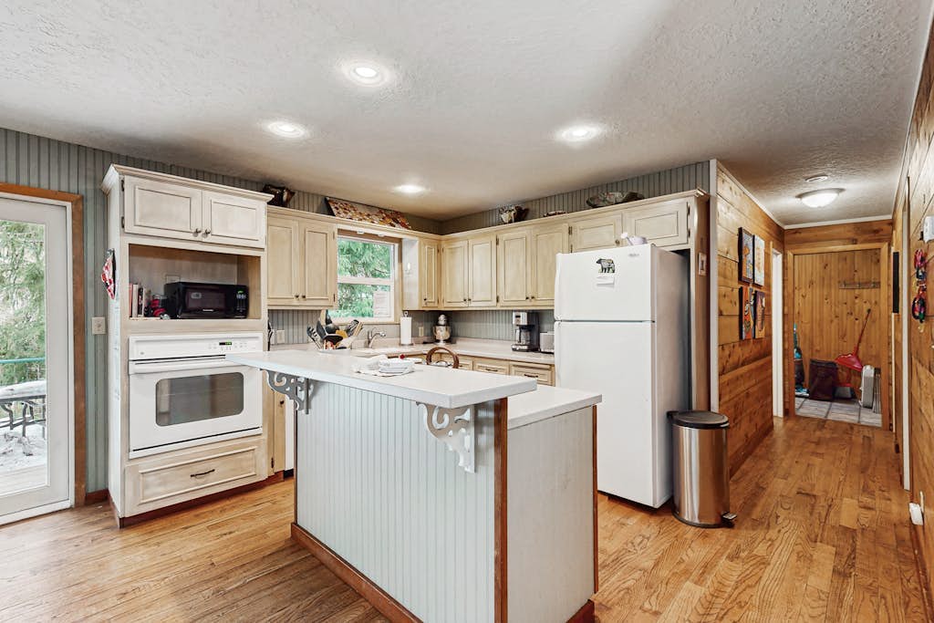 Creekside cabin with water view, deck, jetted tub & game room - near Mt Hood