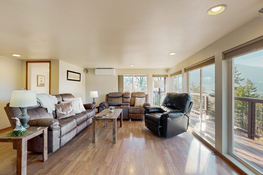 Luxurious home with breathtaking views of the Columbia River