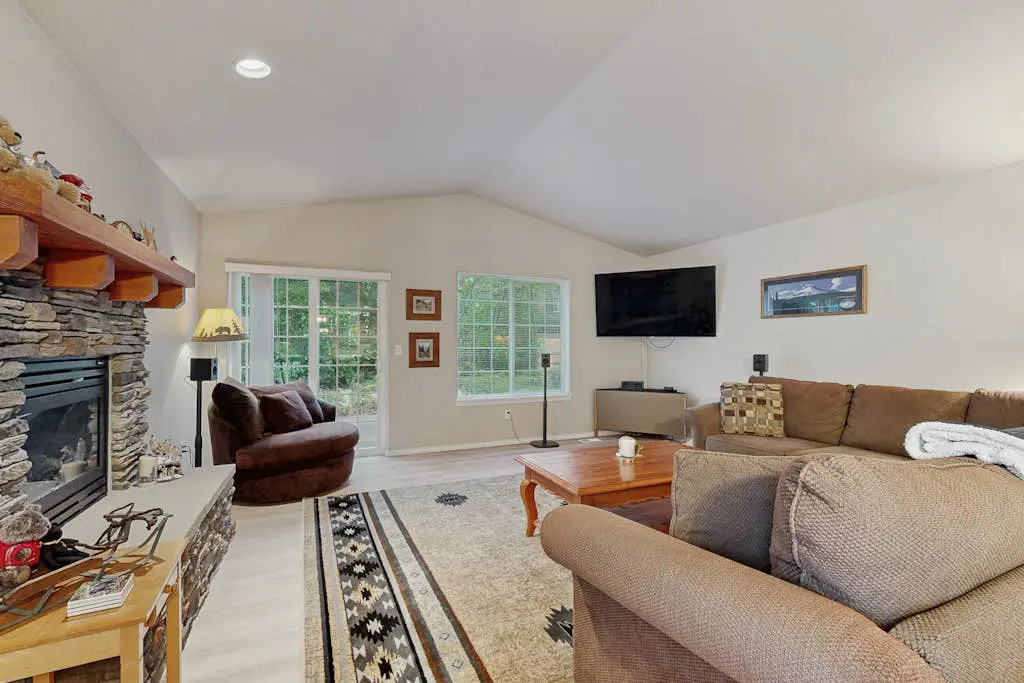 Cozy dog-friendly home with fireplace, WIFI, patio, shared pool & tennis court