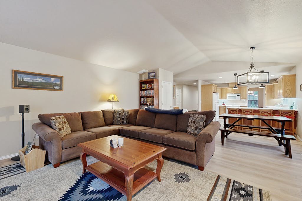 Cozy dog-friendly home with fireplace, WIFI, patio, shared pool & tennis court