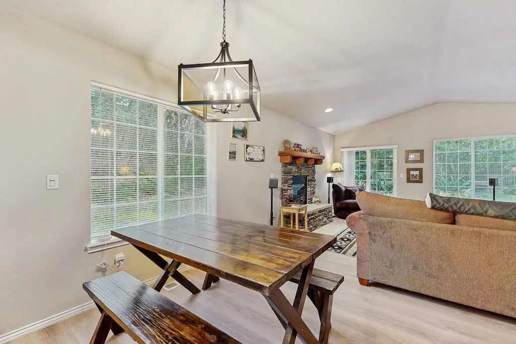 Cozy dog-friendly home with fireplace, WIFI, patio, shared pool & tennis court