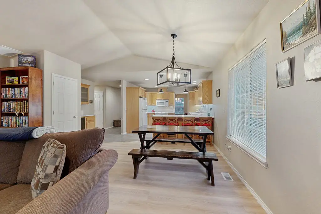 Cozy dog-friendly home with fireplace, WIFI, patio, shared pool & tennis court