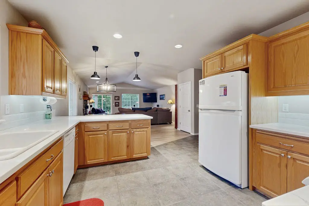Cozy dog-friendly home with fireplace, WIFI, patio, shared pool & tennis court