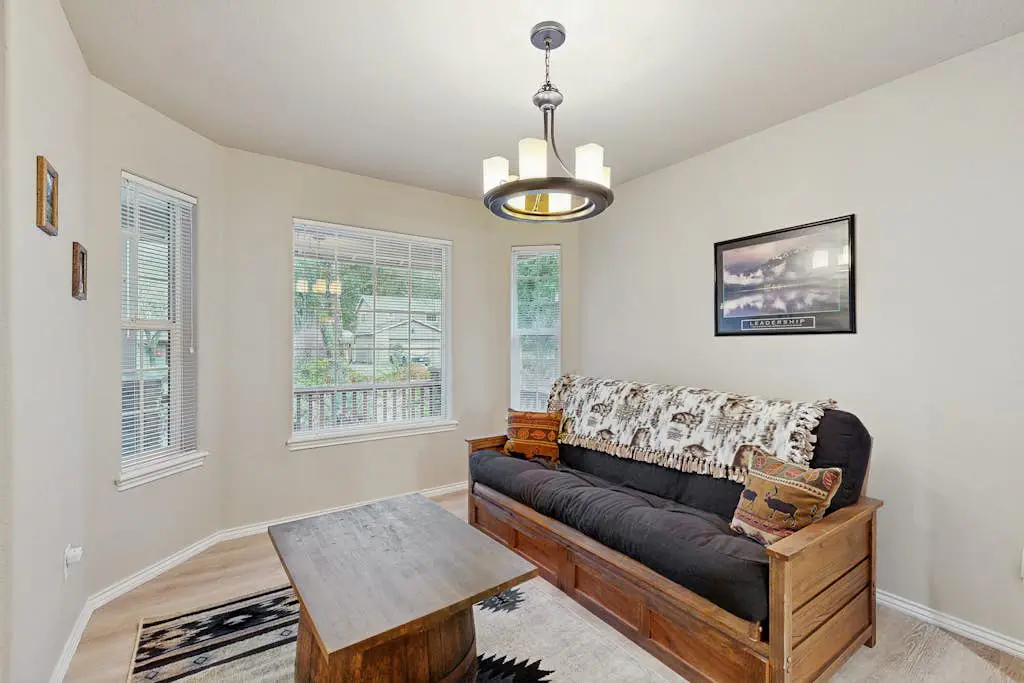 Cozy dog-friendly home with fireplace, WIFI, patio, shared pool & tennis court