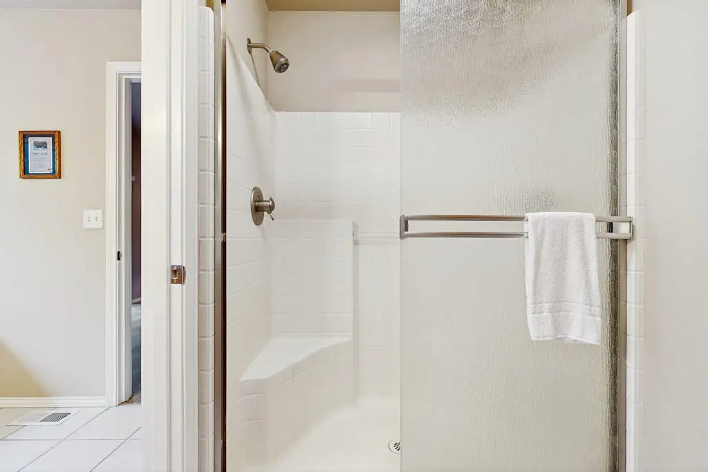 Cozy dog-friendly home with fireplace, WIFI, patio, shared pool & tennis court