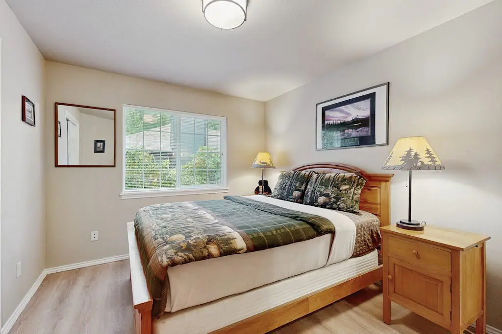 Cozy dog-friendly home with fireplace, WIFI, patio, shared pool & tennis court