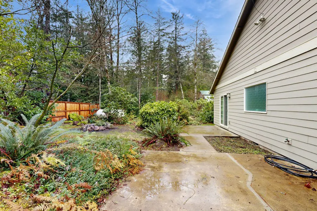 Cozy dog-friendly home with fireplace, WIFI, patio, shared pool & tennis court
