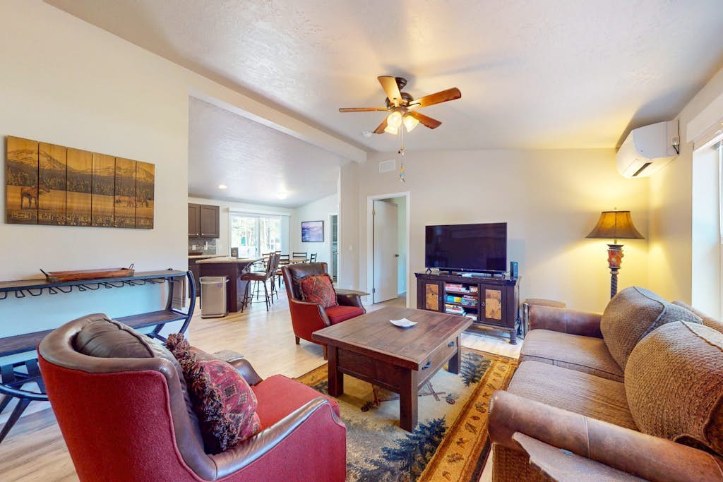 Cozy forest retreat near trails, slopes & Sunriver - perfect for year-round fun!