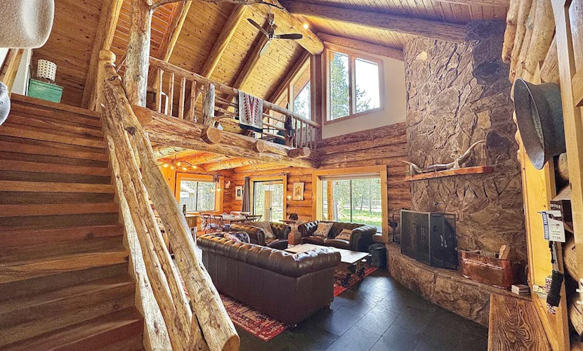 Cozy log cabin with wrap-around porch, Hot tub Loft space, Washer & Dryer