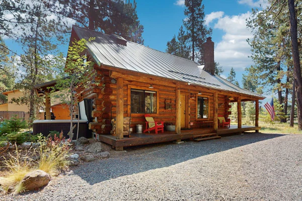 Cozy log cabin with wrap-around porch, Hot tub Loft space, Washer & Dryer