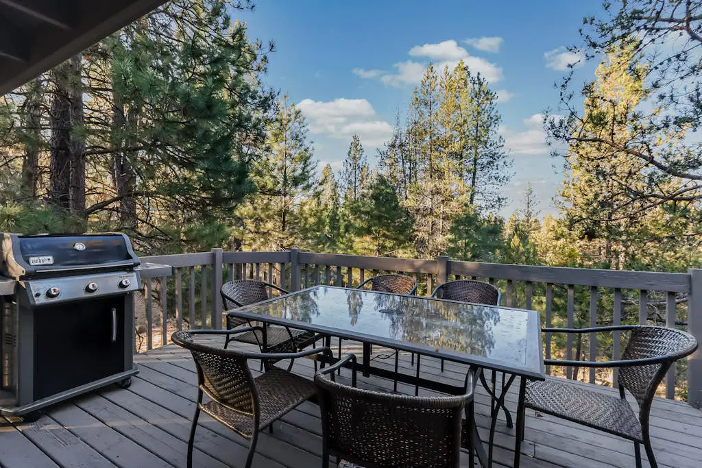 Inviting home with deck, gas grill, hot tub, pools, and SHARC passes