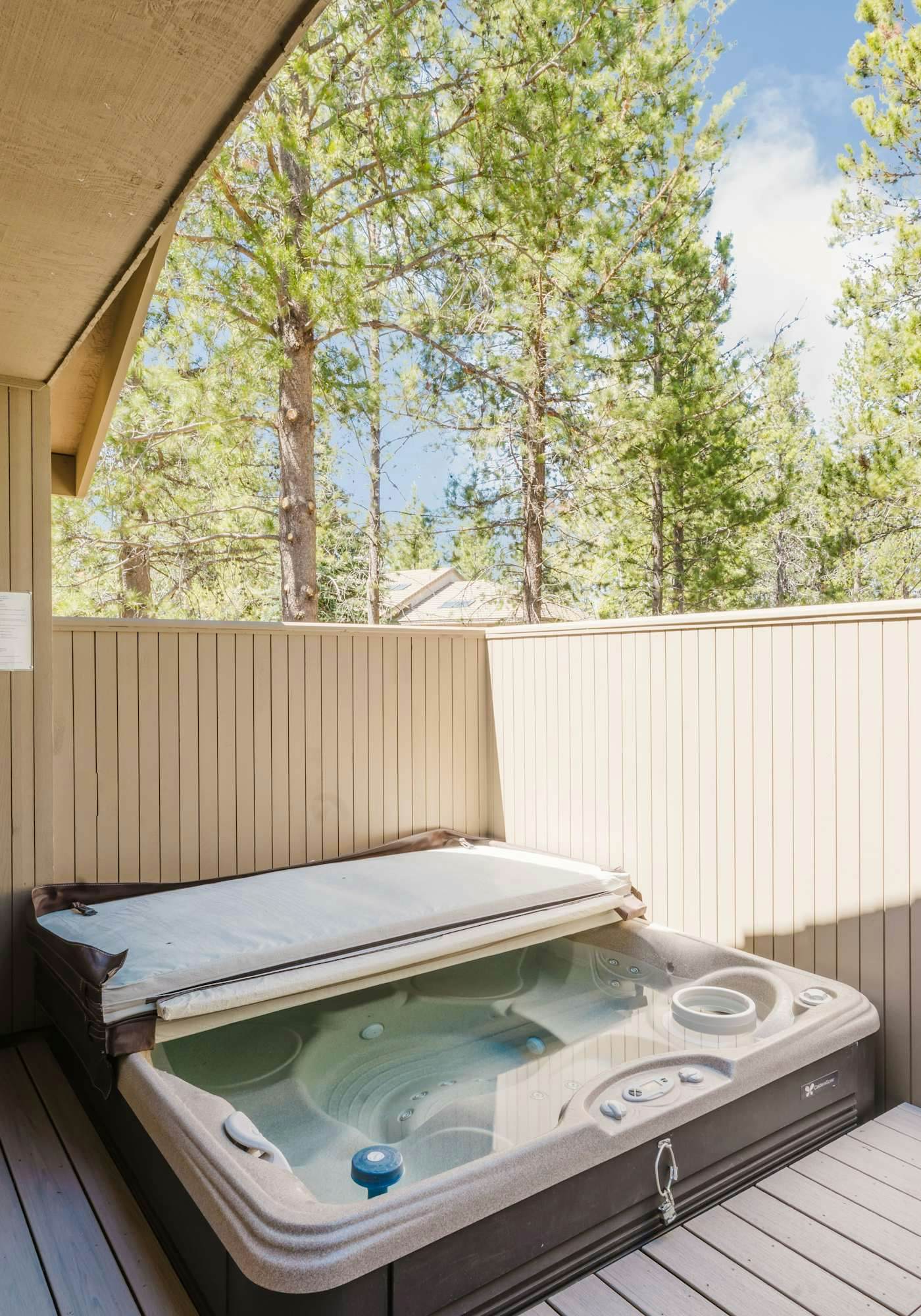 Spacious getaway with Ping-Pong table, SHARC, grill, W&D, Hot Tub