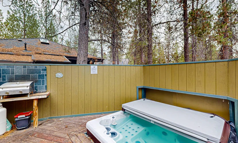 Charming cabin with SHARC amenity passes, WiFi, streaming, private hot-tub
