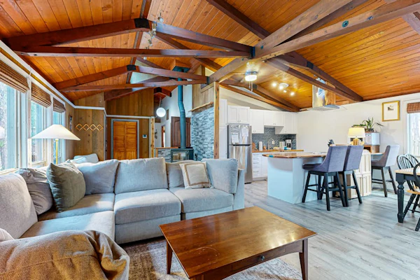 Charming cabin with SHARC amenity passes, WiFi, streaming, private hot-tub