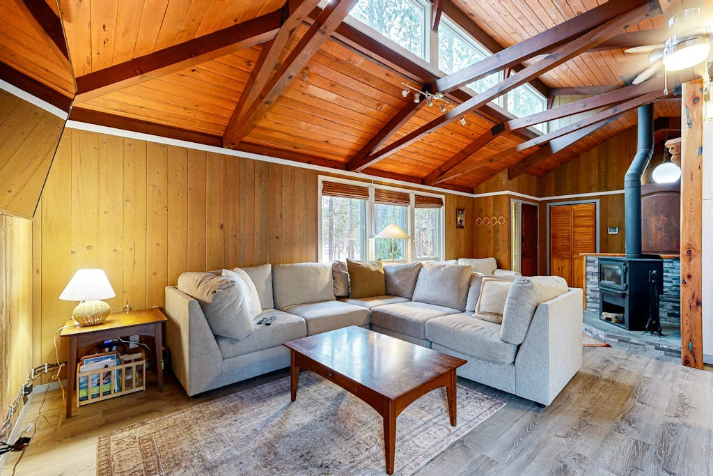 Charming cabin with SHARC amenity passes, WiFi, streaming, private hot-tub